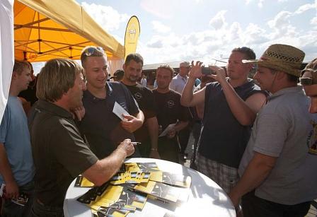 Jockel Winkelhock gibt fleißig Autogramme.