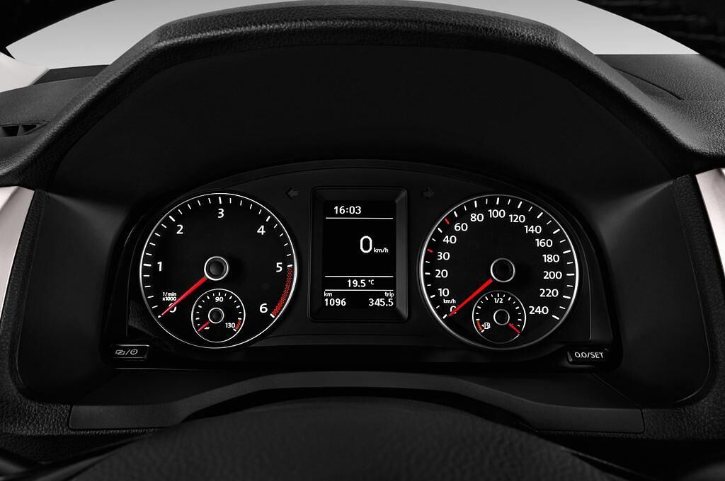 Volkswagen Caddy Maxi (Baujahr 2015) Conceptline 5 Türen Tacho und Fahrerinstrumente