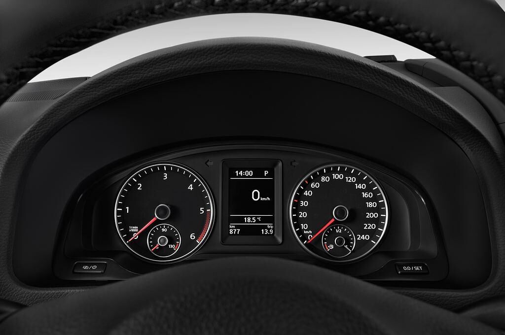 Volkswagen California (Baujahr 2015) Comfortline Bmt 4 Türen Tacho und Fahrerinstrumente