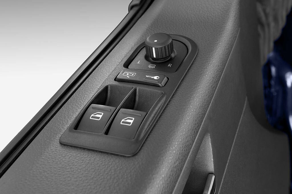 Volkswagen Caravelle (Baujahr 2010) Comfortline 4 Türen Bedienungselemente Tür
