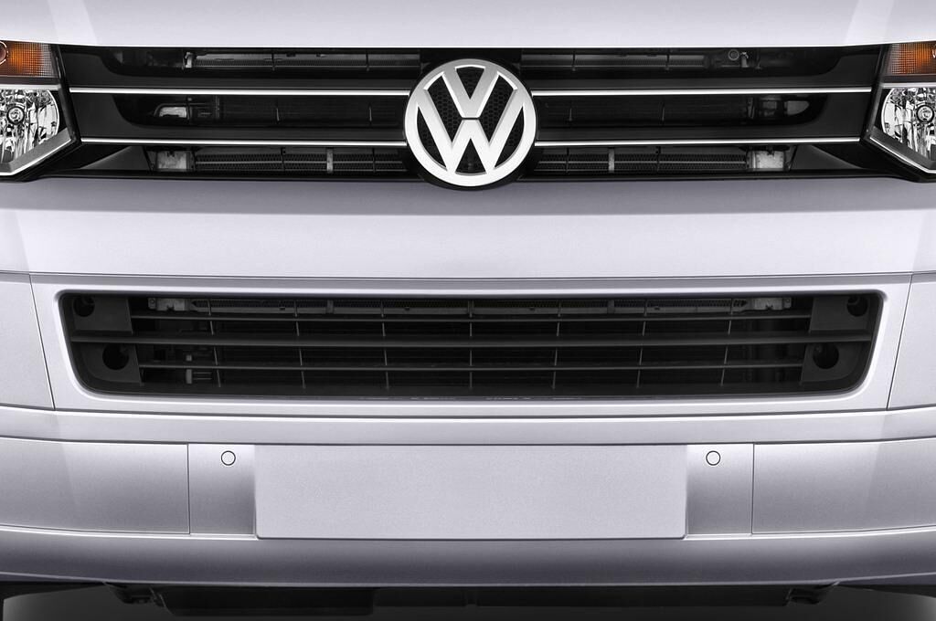 Volkswagen Caravelle (Baujahr 2015) Comfortline 4 Türen Kühlergrill und Scheinwerfer