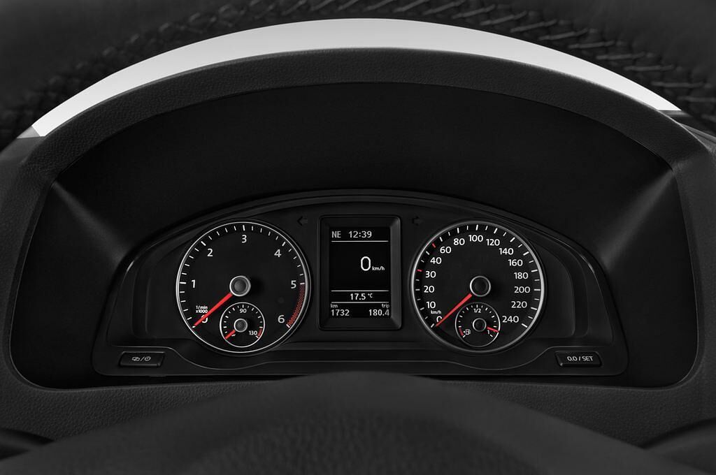 Volkswagen Caravelle (Baujahr 2015) Comfortline 4 Türen Tacho und Fahrerinstrumente