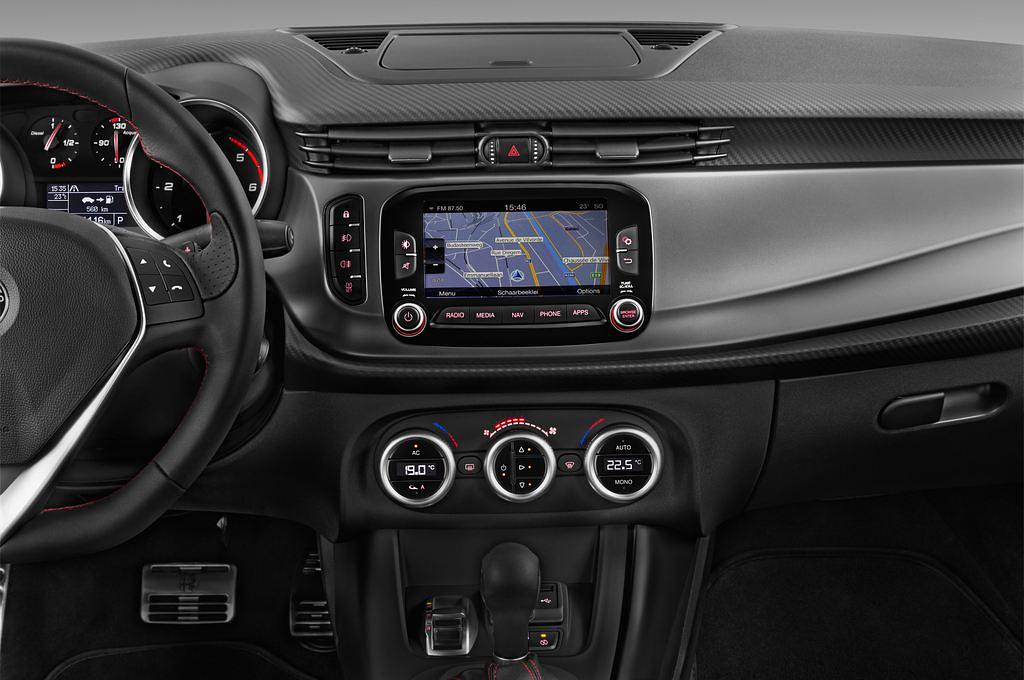Alfa Romeo Giulietta (Baujahr 2016) Super 5 Türen Mittelkonsole