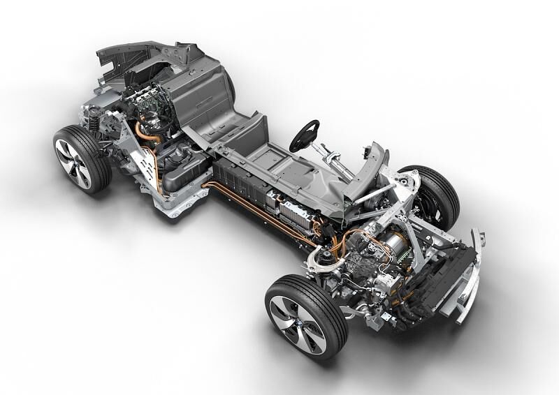 Der BMW i8 hat einen E-Motor mit 131 bPs und einen Dreizylinder-Turbo mit 231 PS