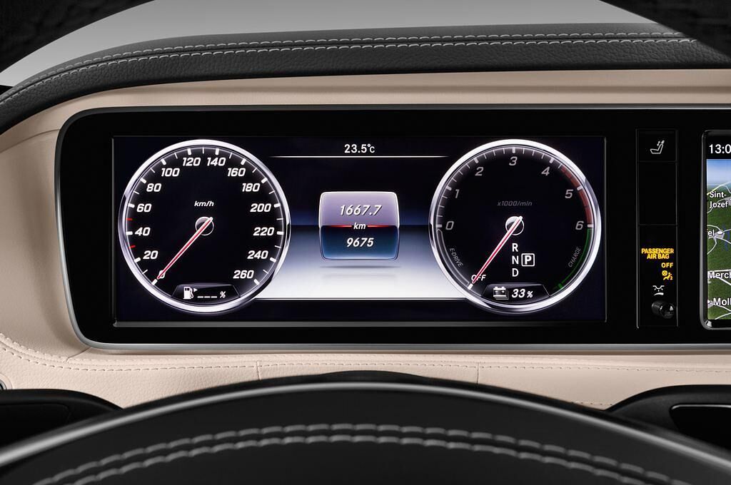Mercedes S Class (Baujahr 2017) - 4 Türen Tacho und Fahrerinstrumente