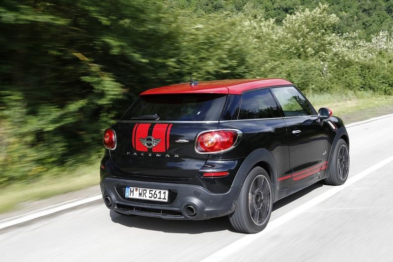 Der Mini Paceman John Cooper Works fegt zehn Millimeter tiefer über die Straße