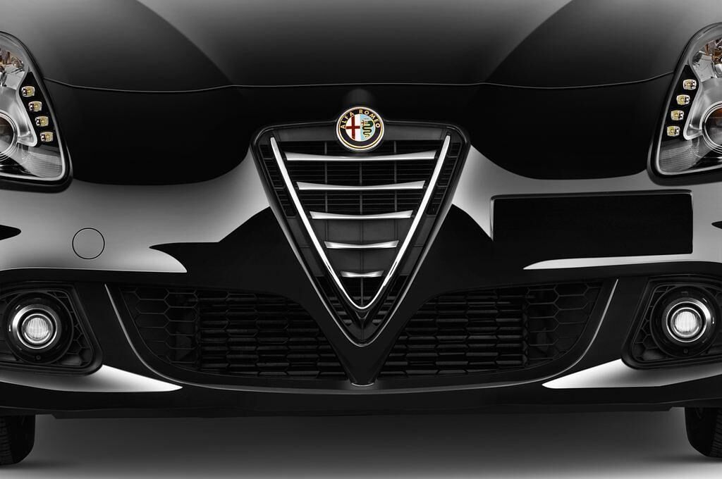 Alfa Romeo Giulietta (Baujahr 2014) Distictive 5 Türen Kühlergrill und Scheinwerfer