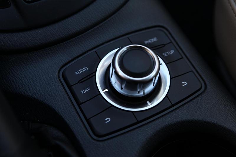 Mazda CX-5: Drehknopf zur Bedienung von Navi und Bordcomputer