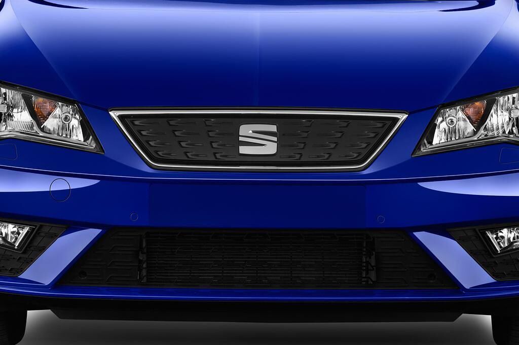 SEAT Leon (Baujahr 2017) Style 5 Türen Kühlergrill und Scheinwerfer
