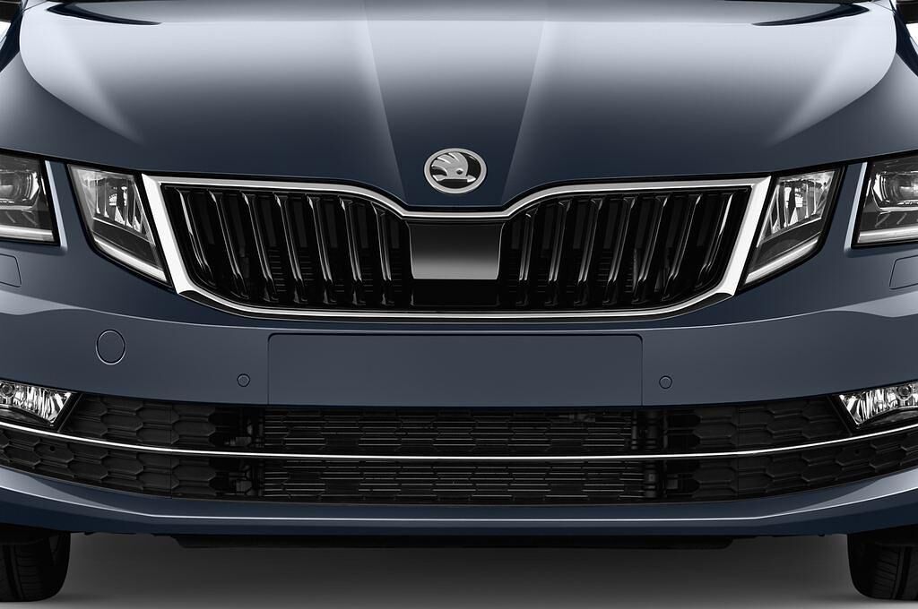 Skoda Octavia Combi (Baujahr 2017) Style 5 Türen Kühlergrill und Scheinwerfer