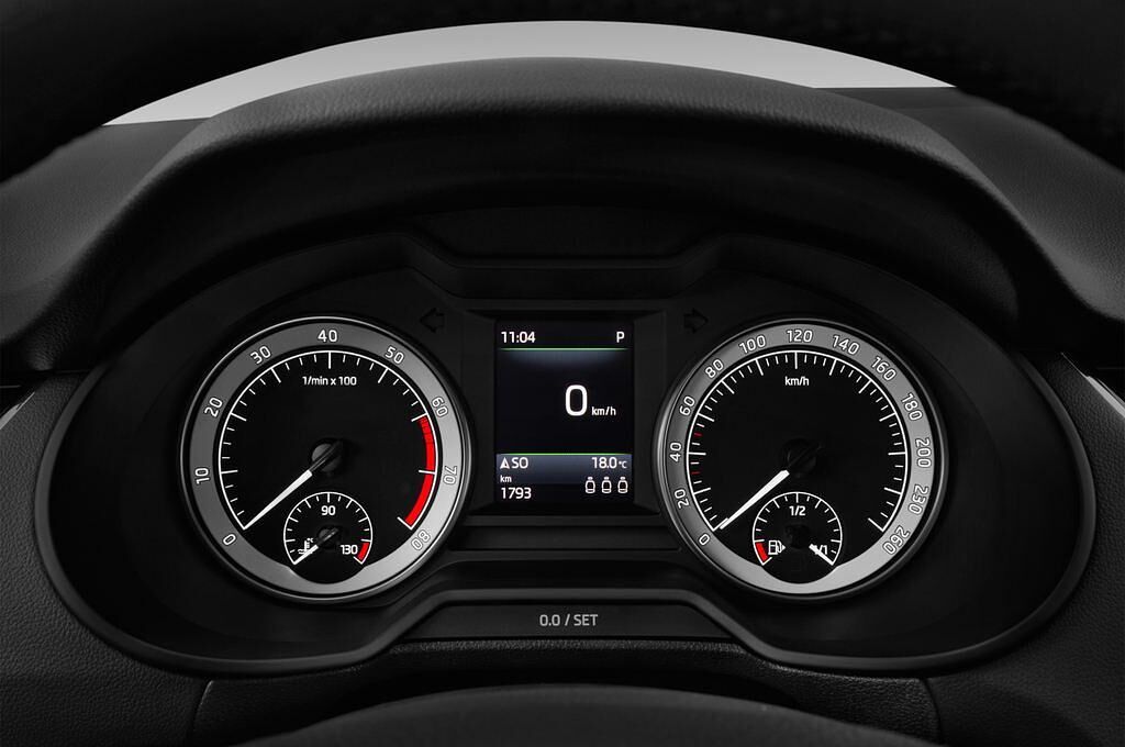 Skoda Octavia Combi (Baujahr 2017) Style 5 Türen Tacho und Fahrerinstrumente