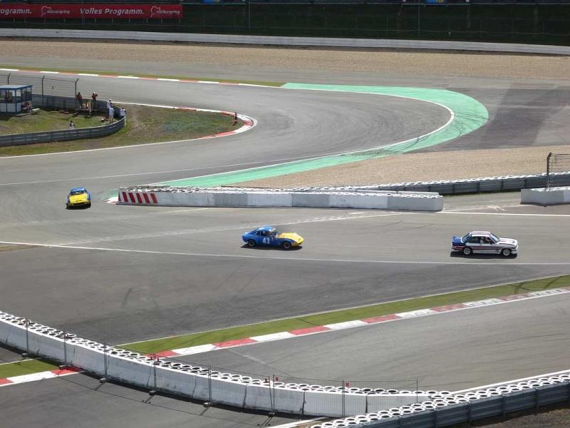 Opel-Rennwagen auf dem Grand Prix Kurs.