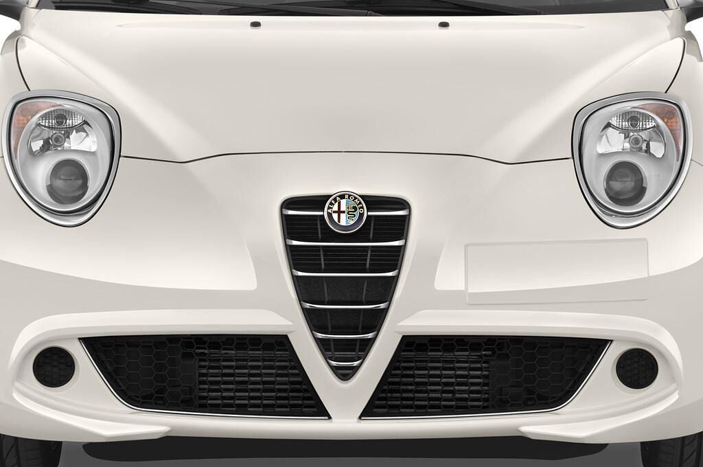 Alfa Romeo Mito (Baujahr 2009) Distinctive 3 Türen Kühlergrill und Scheinwerfer