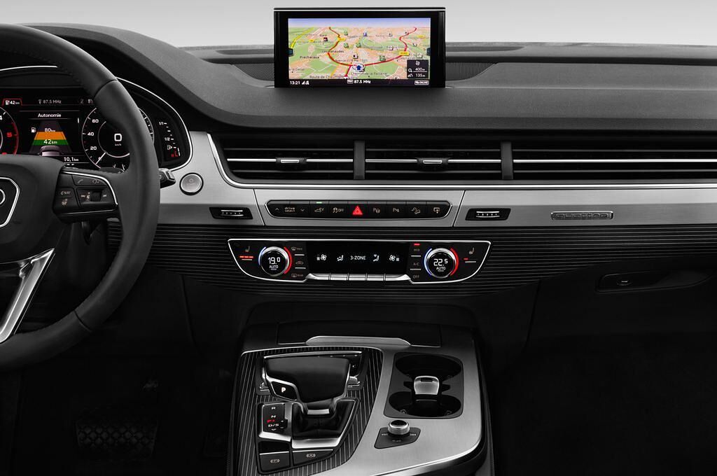 Audi Q7 e-Tron (Baujahr 2017) - 5 Türen Mittelkonsole
