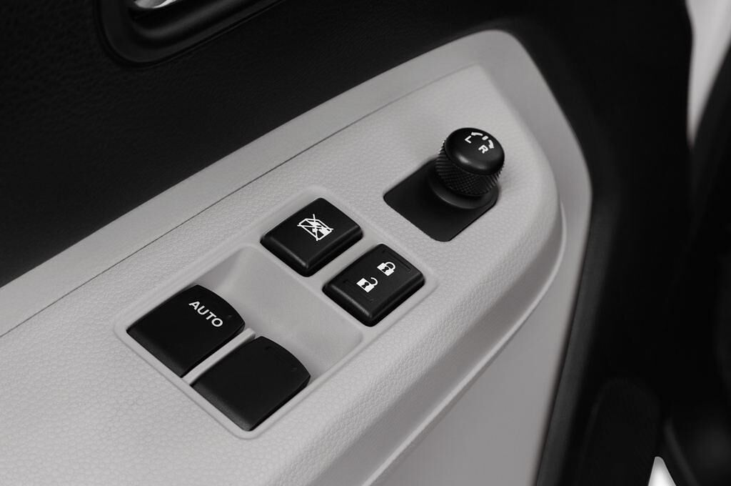 Suzuki Ignis (Baujahr 2017) Basic 5 Türen Bedienungselemente Tür