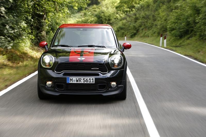 Der markante Frontspoiler gehört zum John-Cooper-Works-Outfit