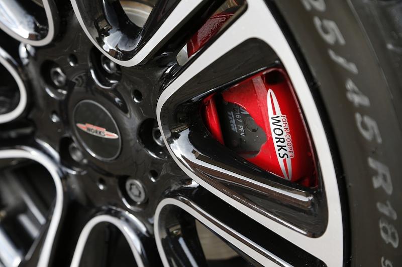 Die Felgen und die roten Bremssättel sind ein Merkmal des Mini Paceman John Cooper Works