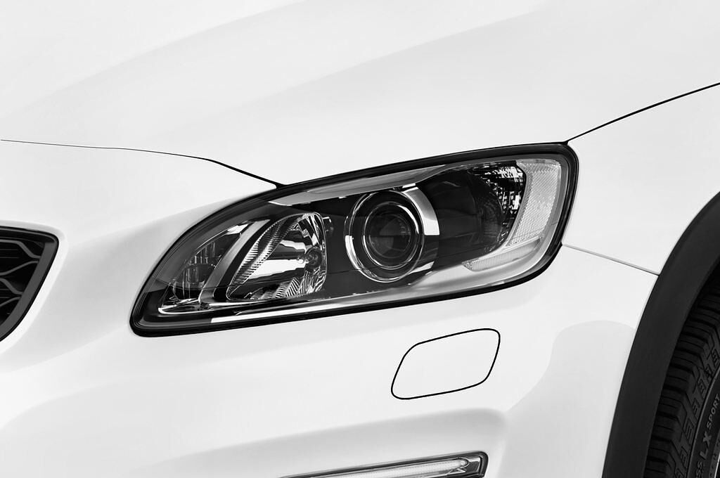 Volvo V60 Cross Country (Baujahr 2017) Summum 5 Türen Scheinwerfer