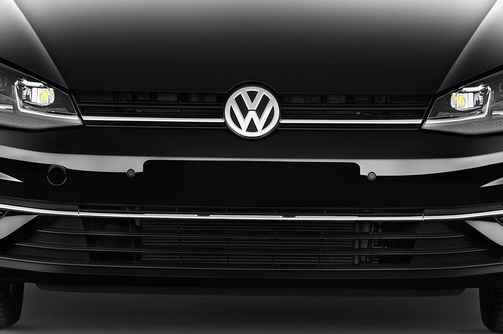 Volkswagen Golf (Baujahr 2017) Comfortline 5 Türen Kühlergrill und Scheinwerfer