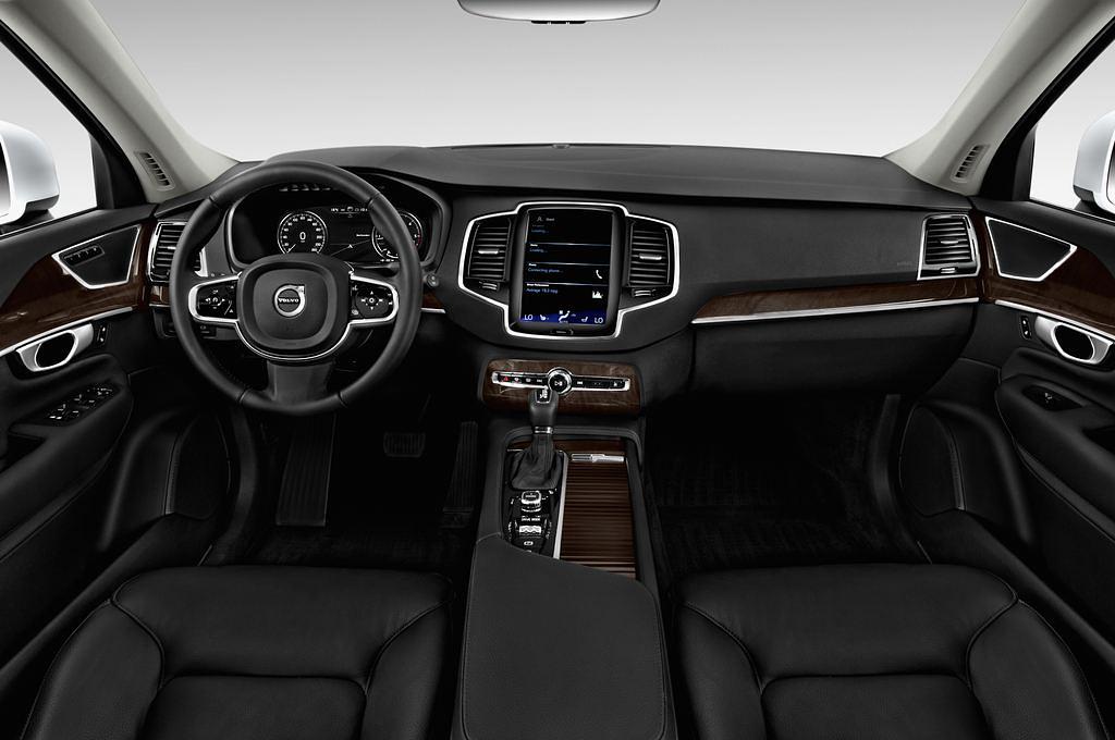 Volvo XC90 (Baujahr 2017) Momentum 5 Türen Cockpit und Innenraum