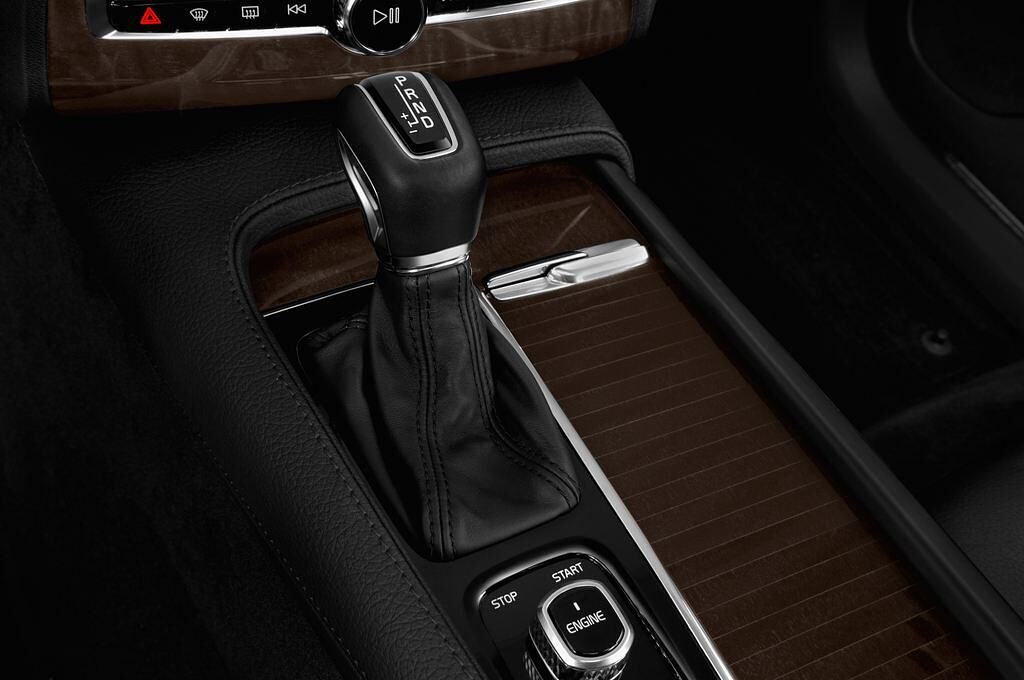 Volvo XC90 (Baujahr 2017) Momentum 5 Türen Schalthebel