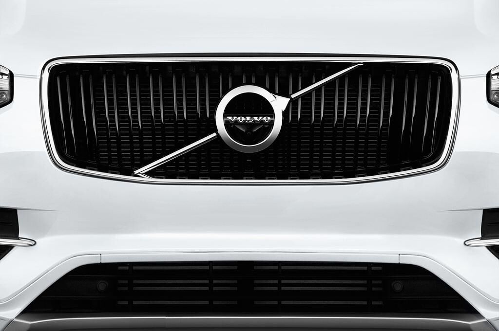 Volvo XC90 (Baujahr 2017) Momentum 5 Türen Kühlergrill und Scheinwerfer