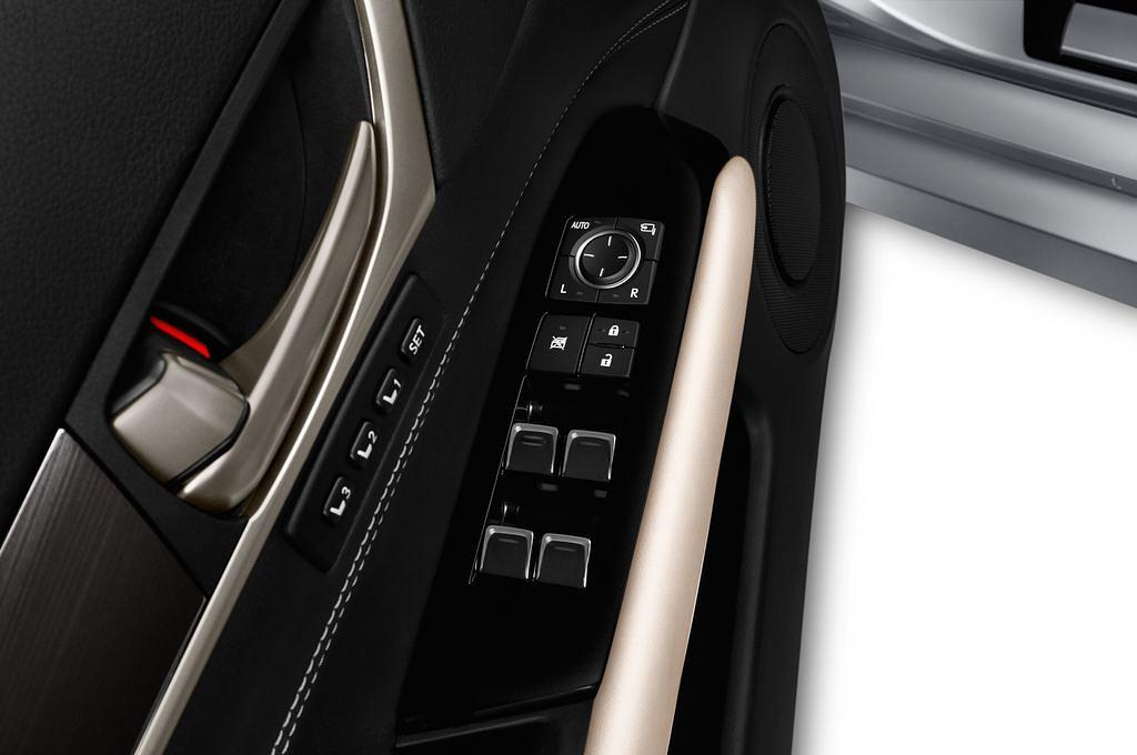Lexus GS (Baujahr 2017) Executive Line 4 Türen Bedienungselemente Tür