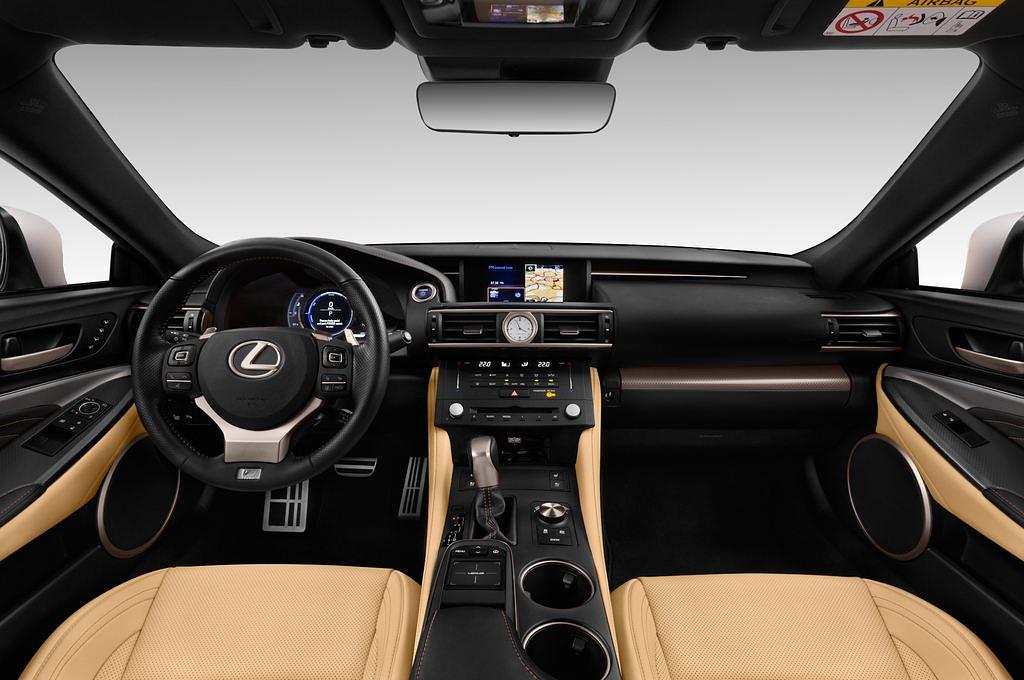 Lexus RC (Baujahr 2017) F Sport 2 Türen Cockpit und Innenraum