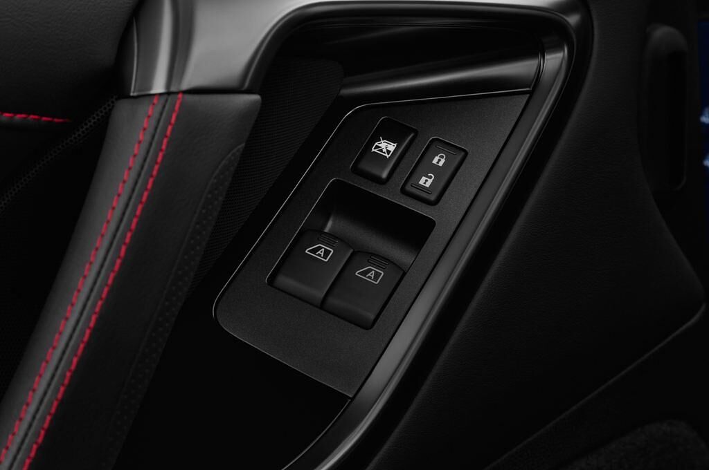 Nissan GT-R (Baujahr 2017) Black Edition 2 Türen Bedienungselemente Tür