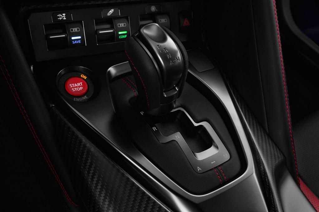 Nissan GT-R (Baujahr 2017) Black Edition 2 Türen Schalthebel
