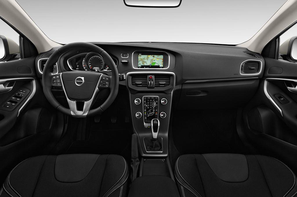 Volvo V40 (Baujahr 2017) Momentum 5 Türen Cockpit und Innenraum