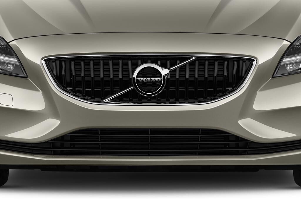 Volvo V40 (Baujahr 2017) Momentum 5 Türen Kühlergrill und Scheinwerfer