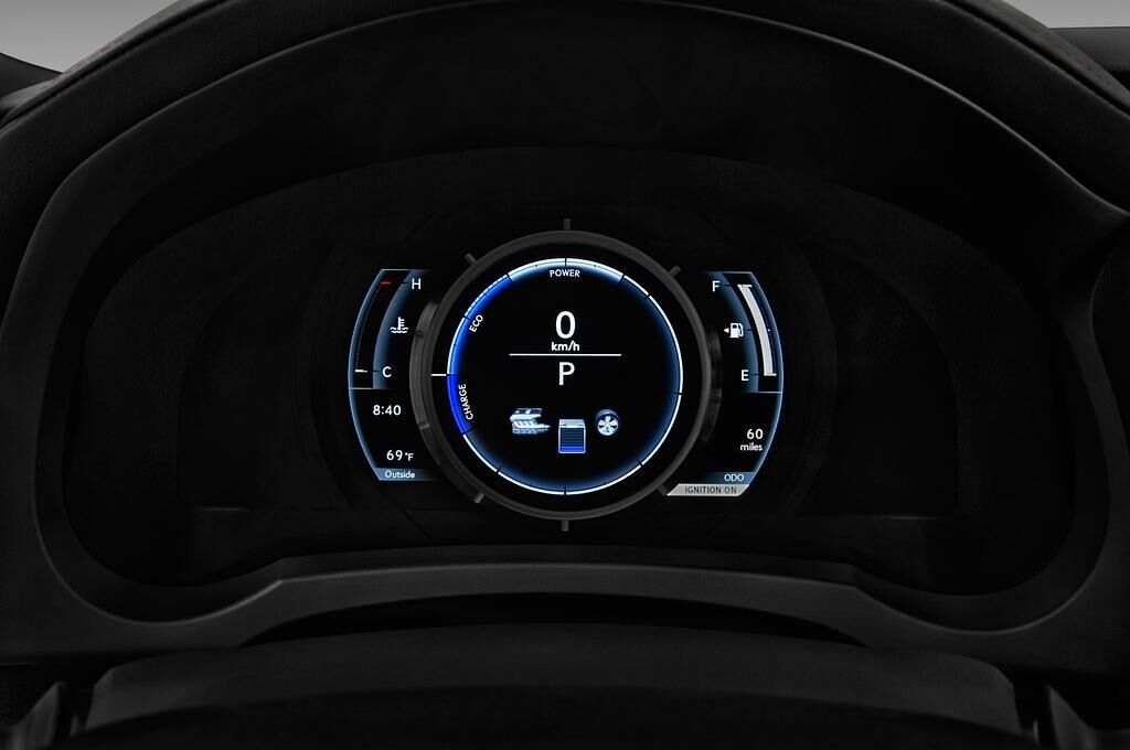 Lexus IS (Baujahr 2017) F-Sport 4 Türen Tacho und Fahrerinstrumente