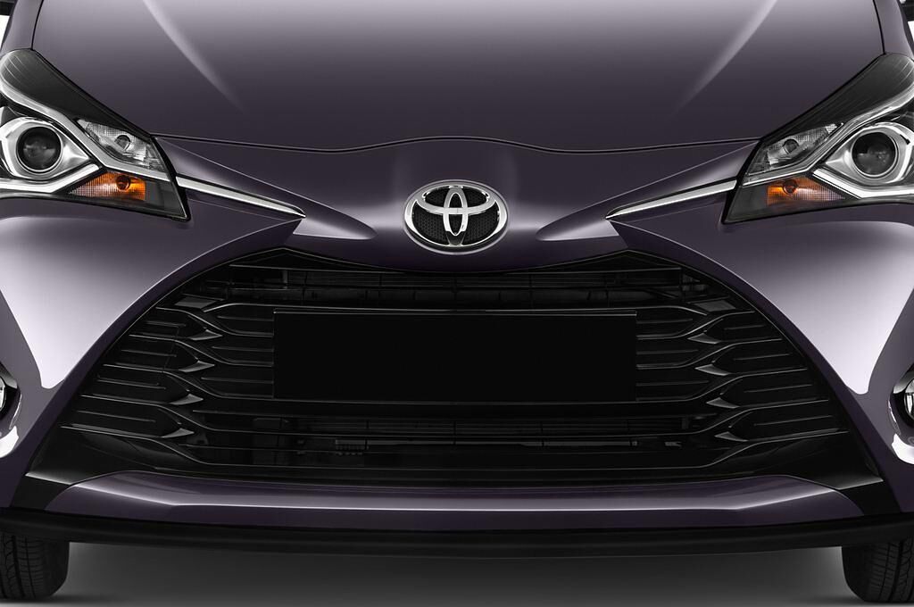 Toyota Yaris (Baujahr 2017) Launch Edition 5 Türen Kühlergrill und Scheinwerfer