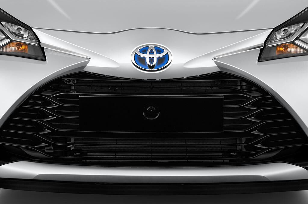 Toyota Yaris Hybride (Baujahr 2017) - 5 Türen Kühlergrill und Scheinwerfer