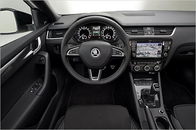 Schick gestyltes Cockpit mit ergonomisch geformtem Lenkrad