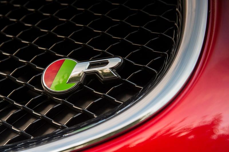 Das \"R\" im Kühlergrill zeigt die stärkste Variante der Baureihe