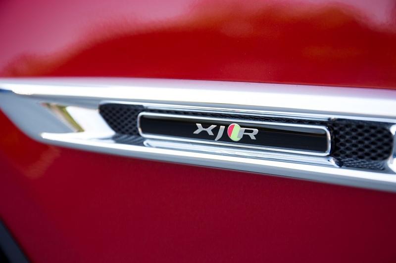 Auch seitlich wird die Kraft des Autos signalisiert