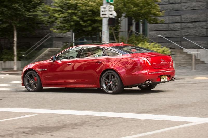 Der Jaguar XJR wirkt mit dem langen Radstand noch eleganter