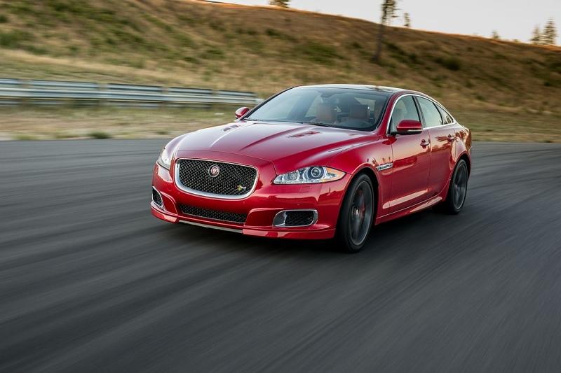 Hinten ist in dem kurzen XJR wenig Platz