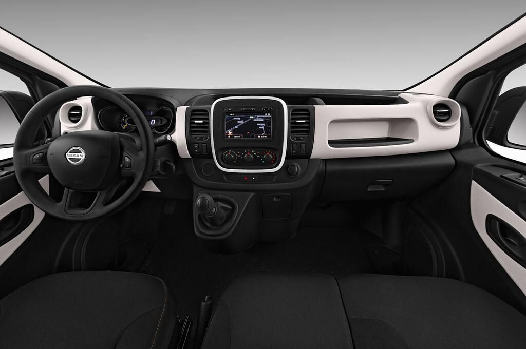 Nissan NV300 (Baujahr 2017) Comfort 4 Türen Cockpit und Innenraum
