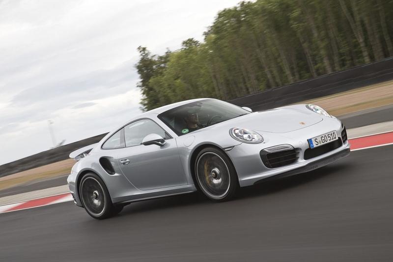 Der Porsche 911 Turbo S sprintet von null auf 100 km/h in 3,1 Sekunden