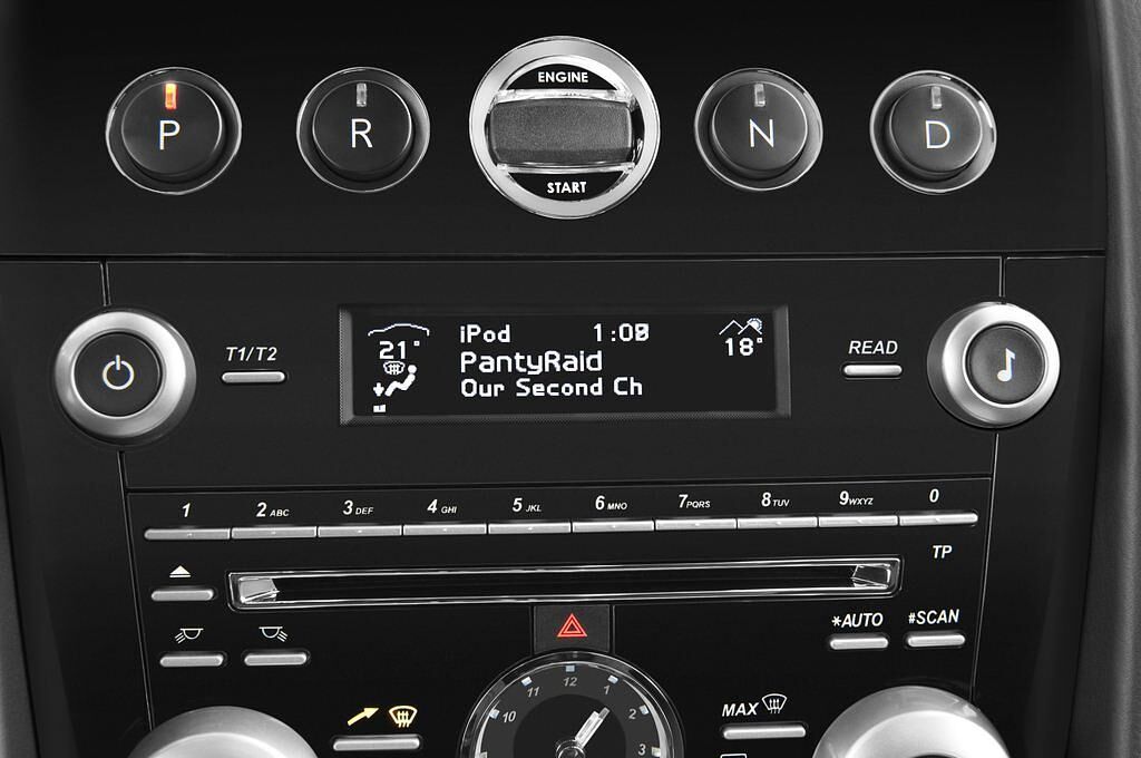 Aston Martin DBS Volante (Baujahr 2010) - 2 Türen Radio und Infotainmentsystem