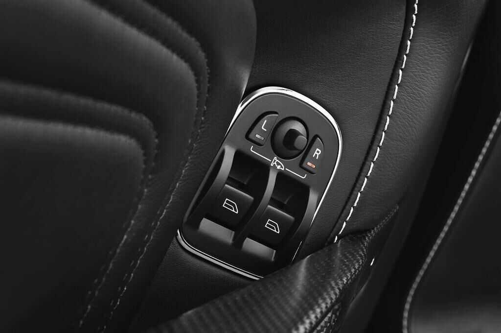 Aston Martin DBS Volante (Baujahr 2010) - 2 Türen Bedienungselemente Tür