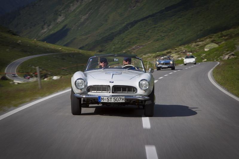 Der Achzylinder-Motor klingt bassig bellend