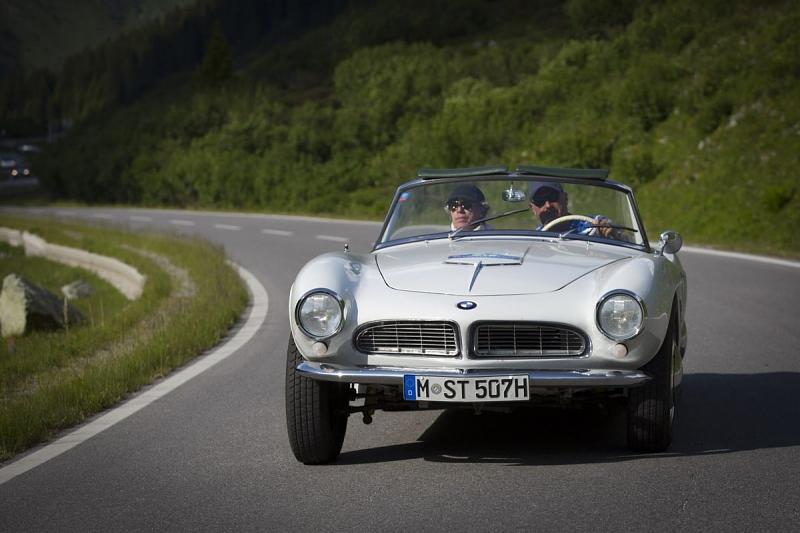 Der BMW 507 liegt gut in den Kurven
