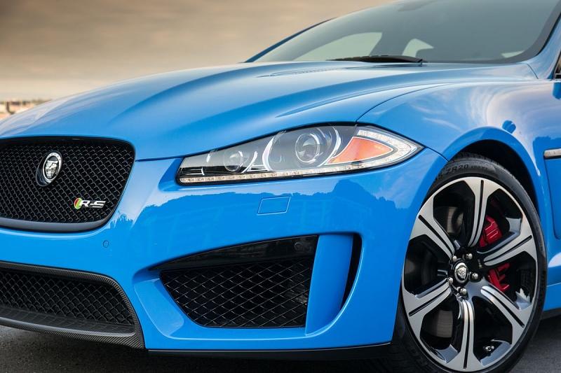 Die Frontschürze des Jaguar XFR-S hat große Nüstern