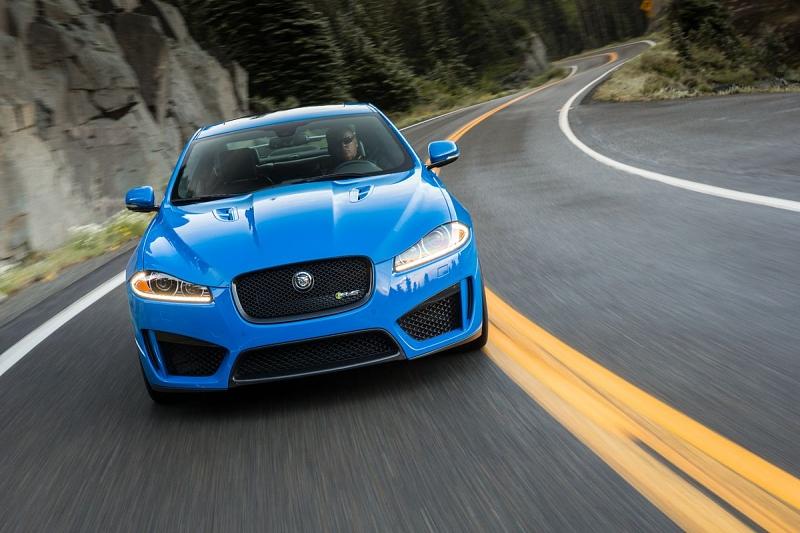 Die Höchstgeschwindigkeit des Jaguar XFR-S beträgt 300 km/h