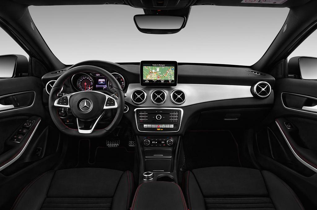Mercedes GLA (Baujahr 2017) AMG Line 5 Türen Cockpit und Innenraum