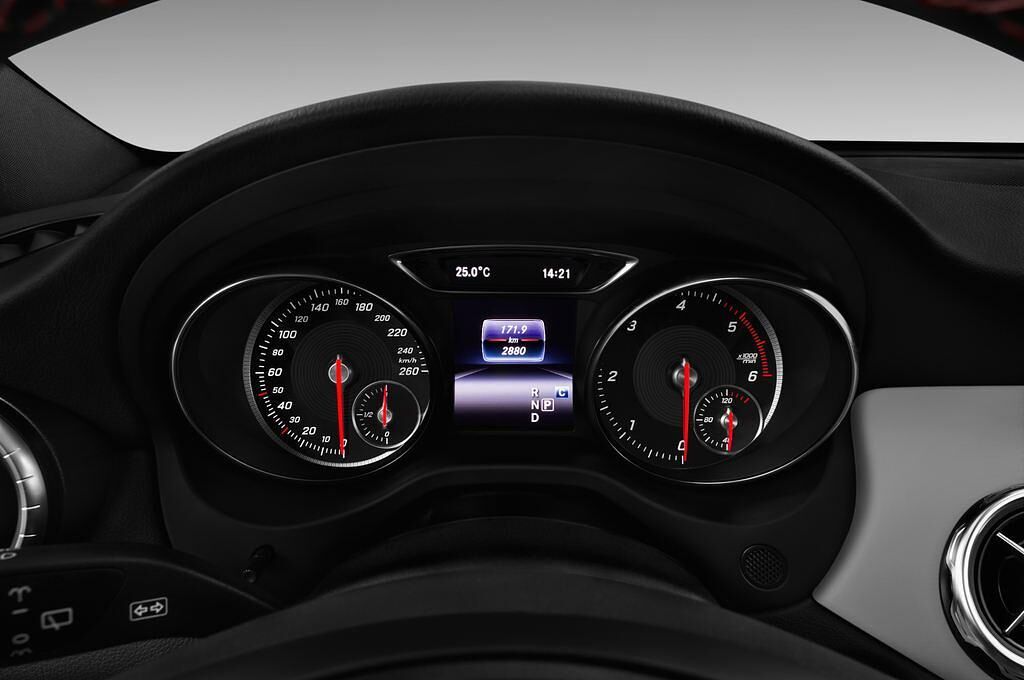 Mercedes GLA (Baujahr 2017) AMG Line 5 Türen Tacho und Fahrerinstrumente